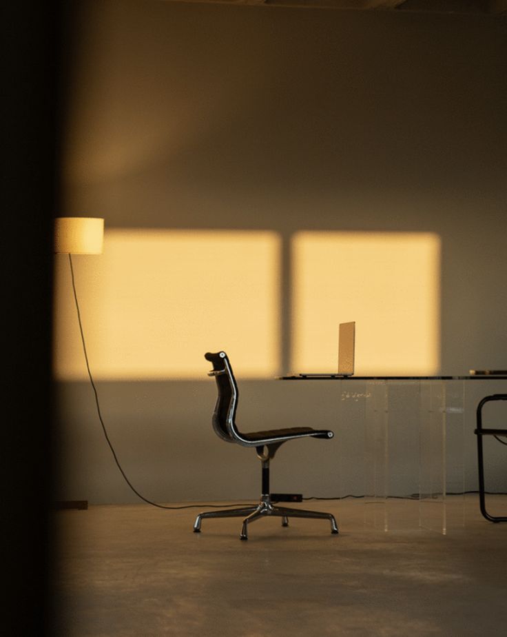 Un bureau vide dans la lumière du soir